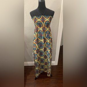 Multi color maxi with pockets! Can be worn tied or strapless